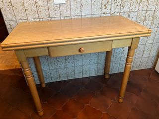 Mesa de cocina de madera color beige