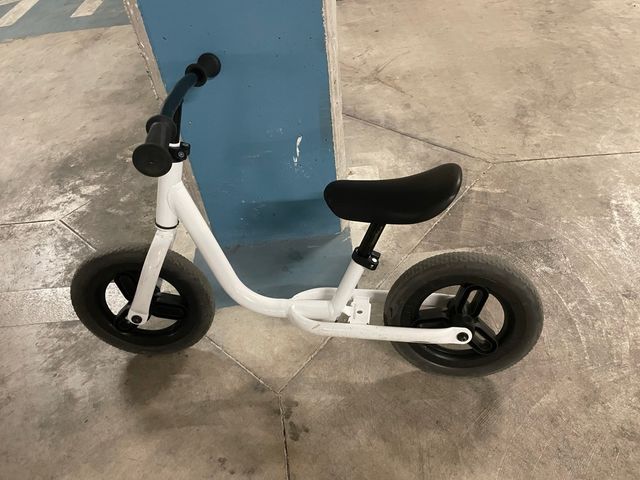 Bicicleta de aprendizaje sin pedales blanca