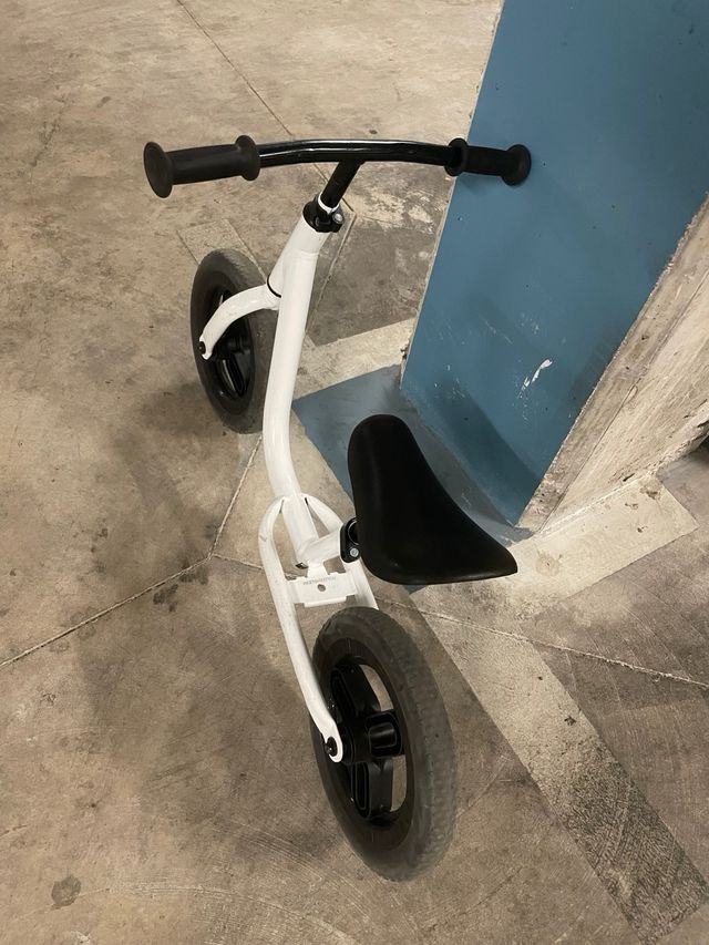 Bicicleta de aprendizaje sin pedales blanca