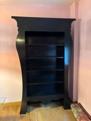 Estantería de madera oscura