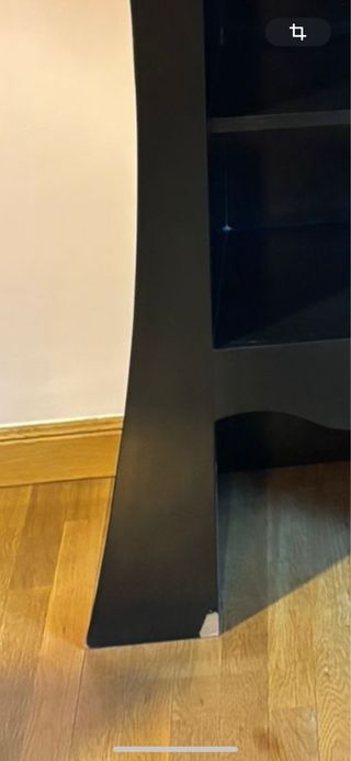 Estantería de madera oscura