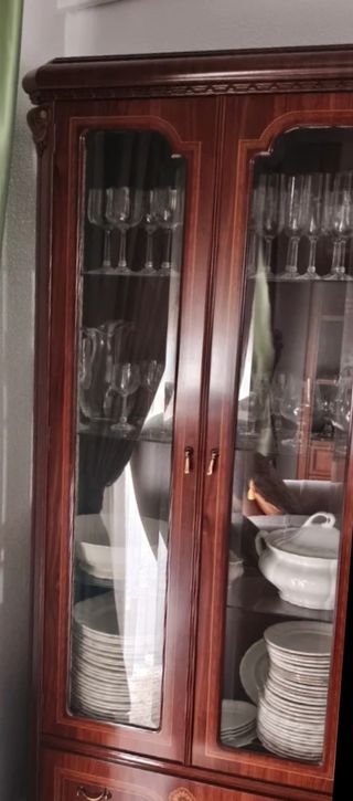 Vitrina de madera y cristal