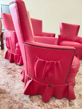 Sofá y 2 butacas vintage rojos.