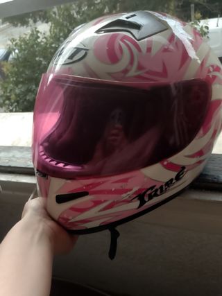 Casco de moto rosa con diseño