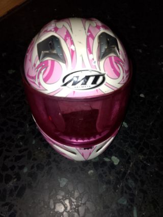 Casco de moto rosa con diseño