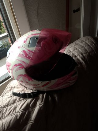 Casco de moto rosa con diseño