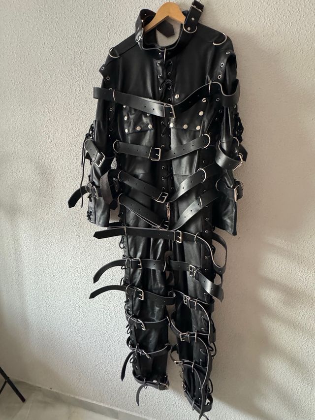 Mono de Cuero Pesado con Correas