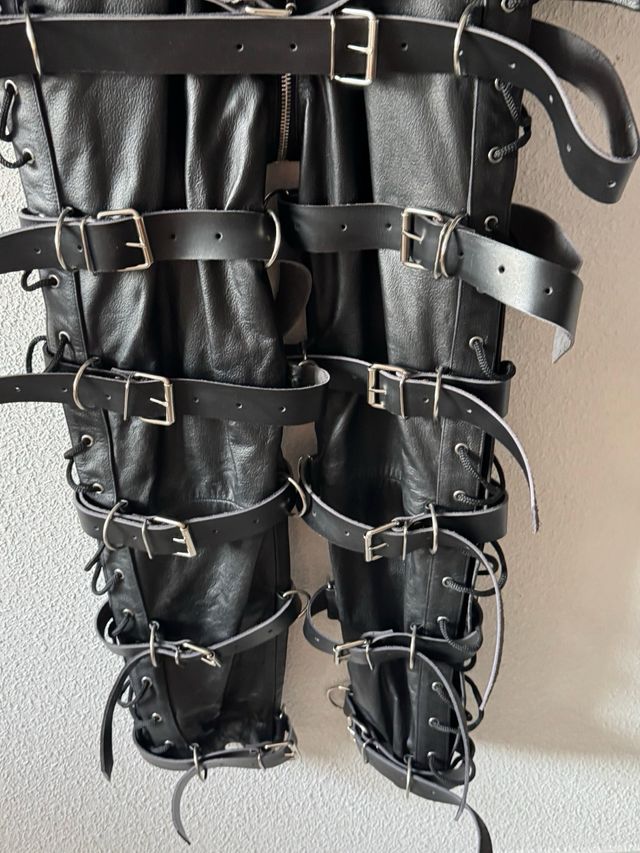 Mono de Cuero Pesado con Correas