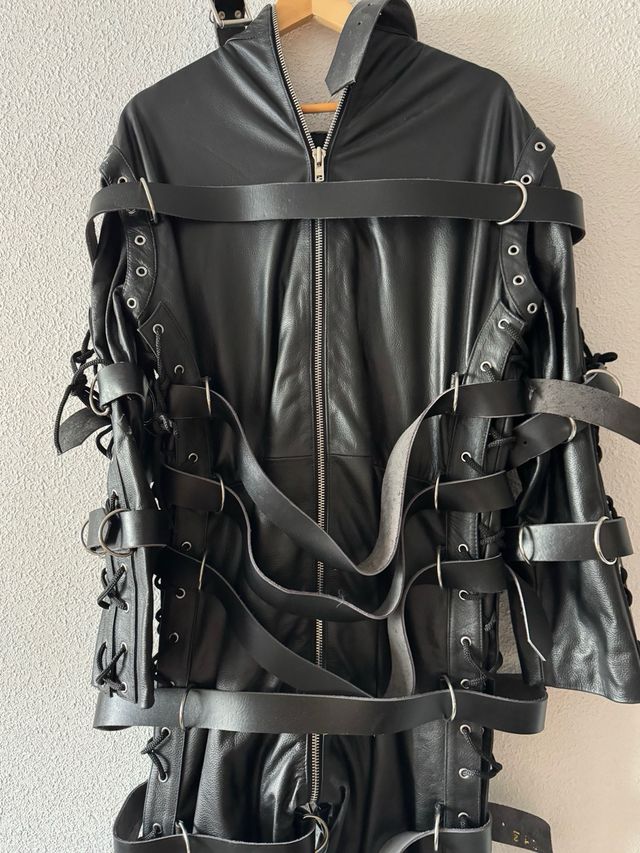 Mono de Cuero Pesado con Correas