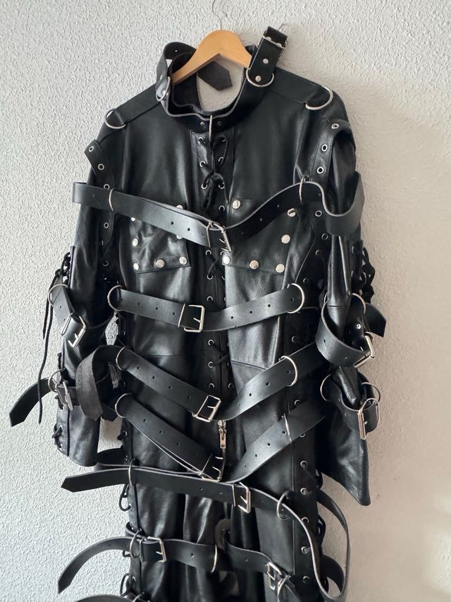 Mono de Cuero Pesado con Correas