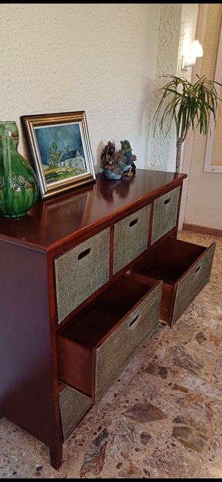 Cómoda de madera.