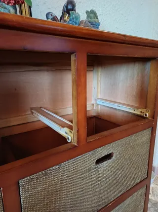Cómoda de madera.