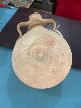 Cantimplora de cerámica antigua