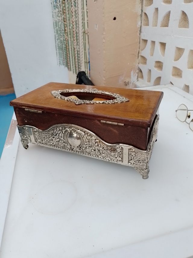 Dispensador de pañuelos de madera y metal