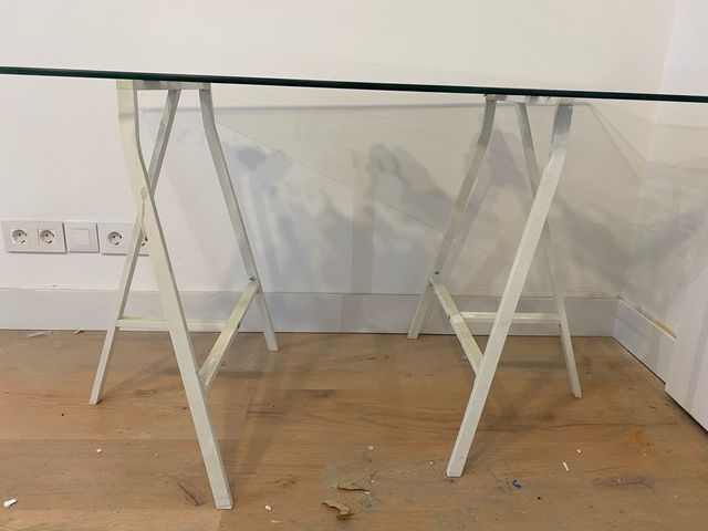 Mesa de cristal con mapa del mundo