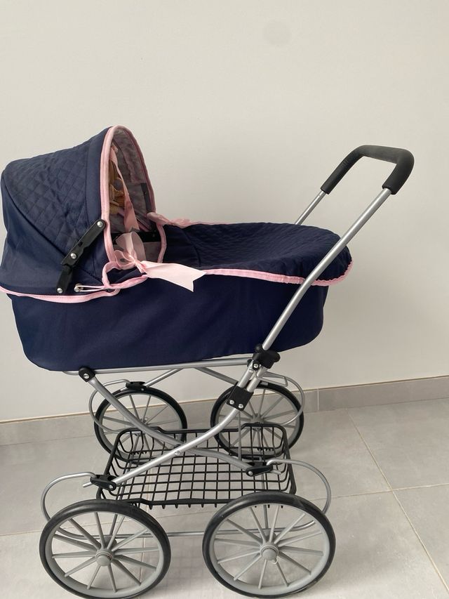 Carrito de muñecas azul con lazos rosas