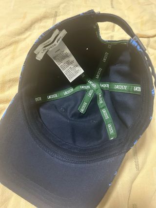 Gorra Lacoste azul con logo repetido