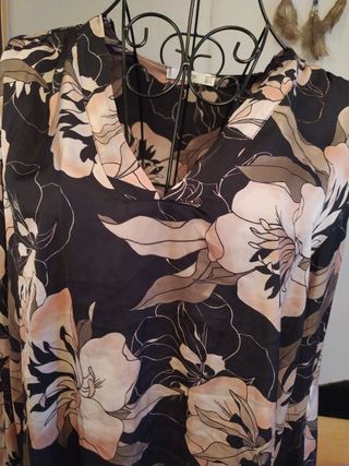 Blusa floral negra y rosa