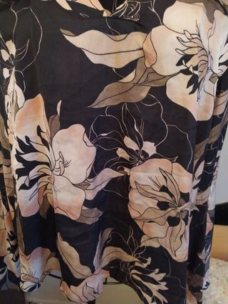 Blusa floral negra y rosa