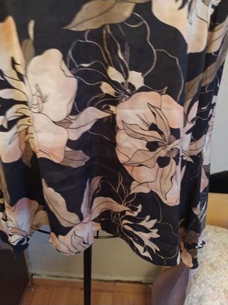 Blusa floral negra y rosa