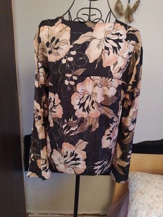 Blusa floral negra y rosa