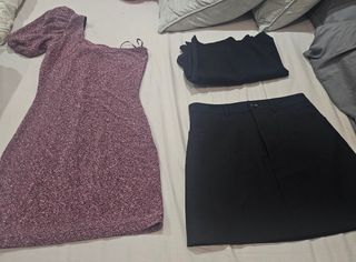 Vestido rosa brillante y falda negra
Chor negro