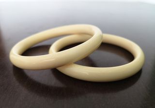 Dos pulseras vintage color beige