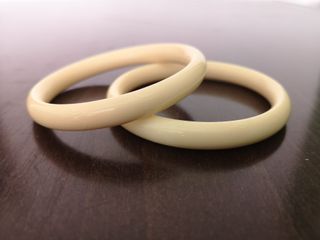 Dos pulseras vintage color beige