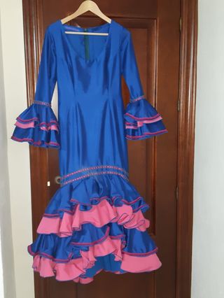 Traje de flamenca azul y rosa