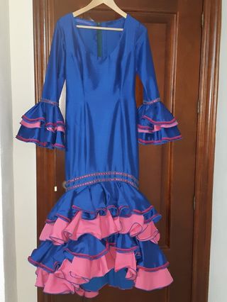 Traje de flamenca azul y rosa