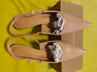 Zapatos de tacón rosa nude elegantes y bolso.
