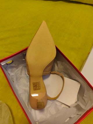 Zapatos de tacón rosa nude elegantes y bolso.
