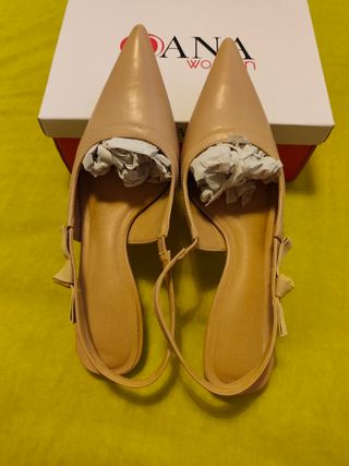Zapatos de tacón rosa nude elegantes y bolso.