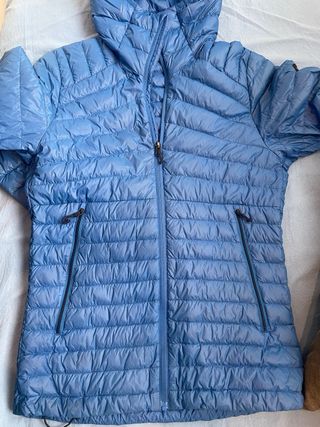 Anorak plumas azul con capucha