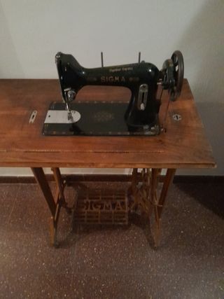 Máquina de coser SIGMA antigua