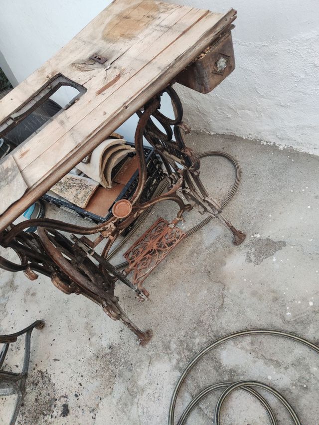Pie de máquina de coser antigua