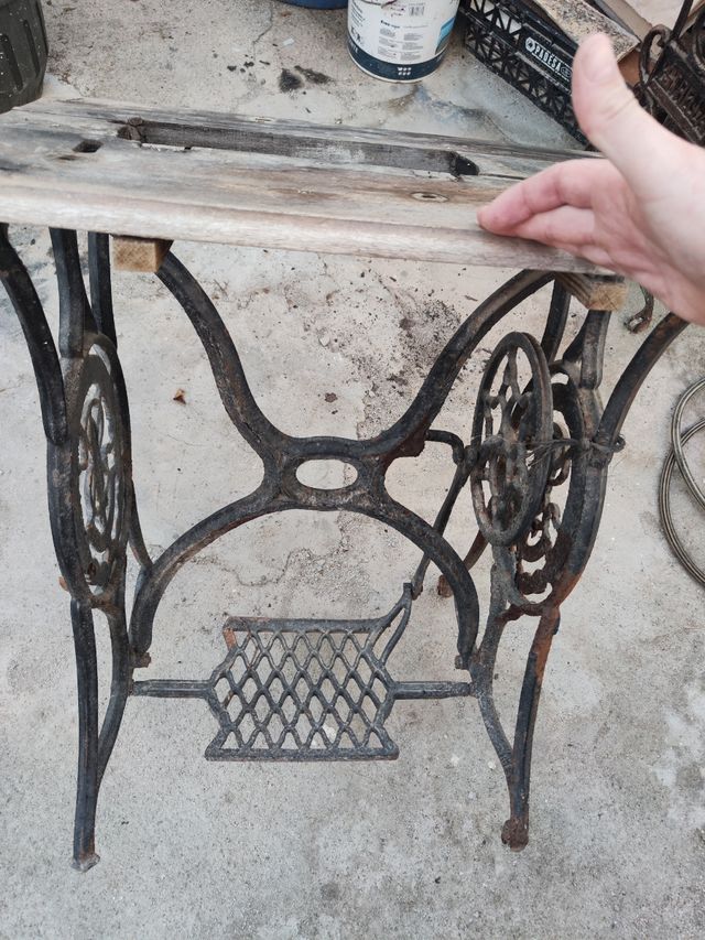 Pie de máquina de coser antigua