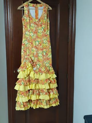 Traje de flamenca naranja y amarillo