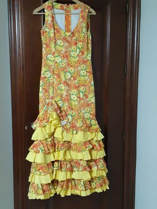 Traje de flamenca naranja y amarillo
