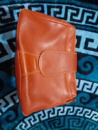 Bolso de mano de cuero marrón