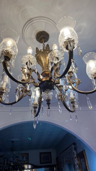 Lámpara de bronce vintage con cristales colgantes