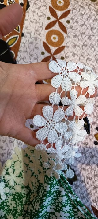 Vestido verde con flores blancas