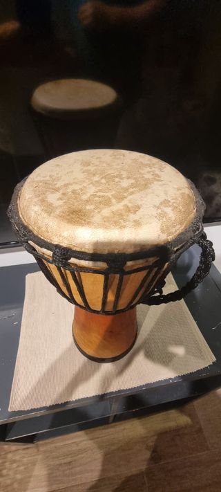 Tambores de percusión africano decorado.Artesanal