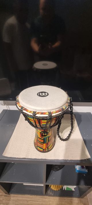 Tambores de percusión africano decorado.Artesanal