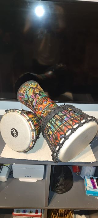 Tambores de percusión africano decorado.Artesanal