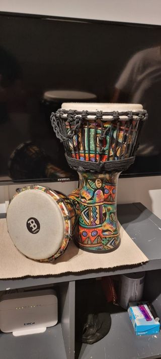 Tambores de percusión africano decorado.Artesanal