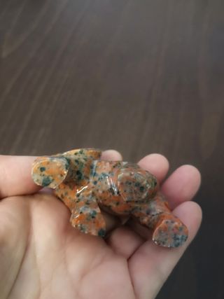 Elefante de piedra jaspeada rojiza