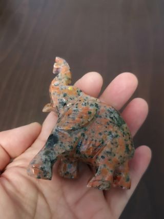 Elefante de piedra jaspeada rojiza