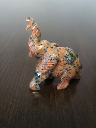 Elefante de piedra jaspeada rojiza
