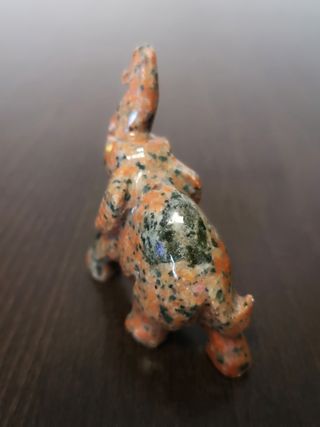 Elefante de piedra jaspeada rojiza